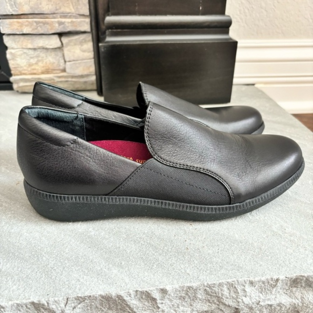 Munro Women's Size 8.5 NARROW Clay Wedge Slip-On Black Tumbled Leather Sneaker
